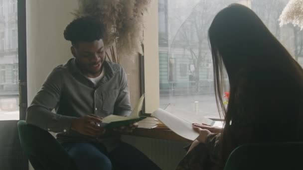 Afroameričan Sedí Stolu Okna Listuje Menu Mluví Asiatkou Multietnický Pár — Stock video