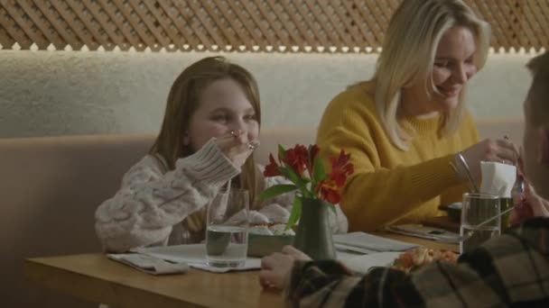 Çocuklu Anne Aile Yemeği Yiyor Konuşuyor Modern Gastro Kafede Lezzetli — Stok video