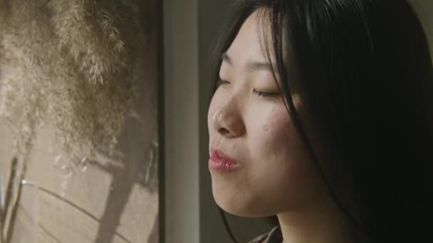 Зіткнувшись Азійською Жінкою Яка Сидить Столом Біля Вікна Споживаючи Смачну — стокове відео