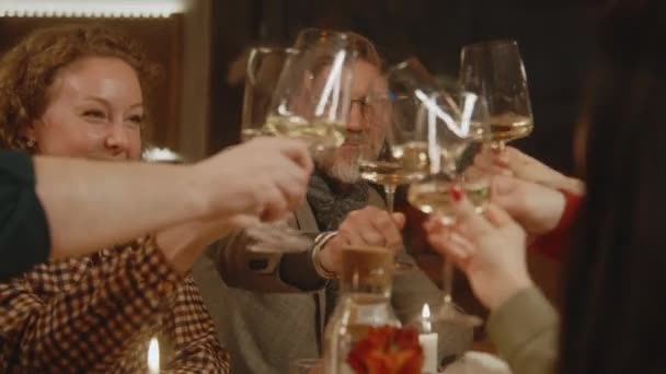 Die Gruppe Sitzt Einem Modernen Gastro Café Klimpert Mit Gläsern — Stockvideo