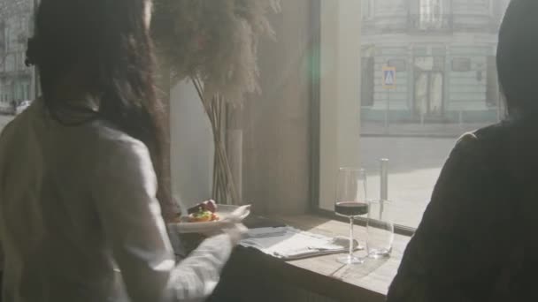 Afro Amerikalı Erkek Asyalı Kadın Pencerenin Yanındaki Masada Oturuyor Modern — Stok video