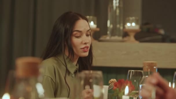 Kadınların Yemek Yerken Lezzetli Yemeklerden Zevk Alırken Modern Gastro Kafede — Stok video