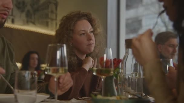 Женщина Сидит Современном Гастро Кафе Ест Вкусное Блюдо Вином Разговаривает — стоковое видео