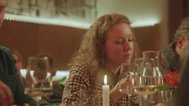 Közelkép Eszik Élvezi Ízletes Étel Beszél Barátaival Modern Gasztro Kávézó — Stock videók