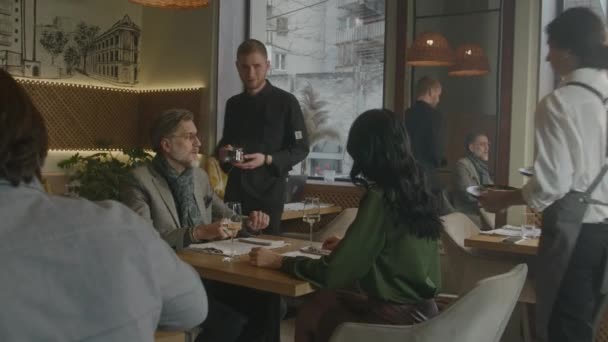 Yetişkin Erkek Kadın Modern Kafede Birlikte Oturup Şarap Içip Sohbet — Stok video