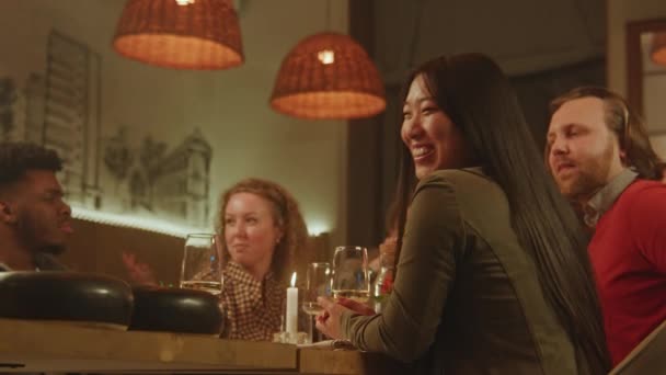 Şef Modern Gastro Kafede Insanların Önünde Yemek Hazırlıyor Çoklu Etnik — Stok video