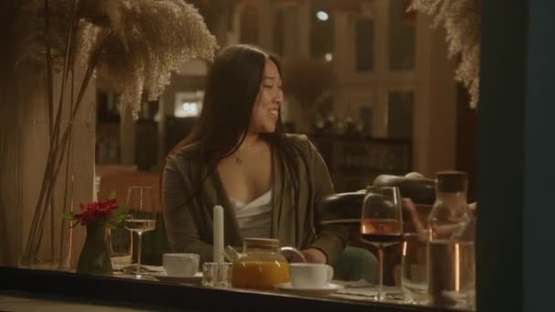 Африканський Американський Азійська Жінки Разом Сидять Сучасному Кафе Ґастро Ють — стокове відео