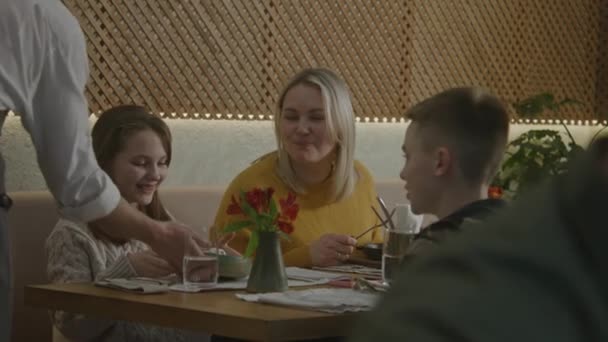 Gyerekes Anyák Modern Kávézóban Vacsoráznak Beszélgetnek Esznek Pincér Tálakat Tesz — Stock videók