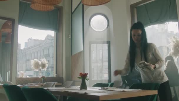 Egyenruhás Pincérnő Megteríti Asztalokat Modern Dizájnnal Készíti Elő Kávézót Mielőtt — Stock videók