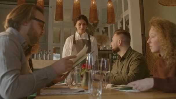 Erkek Garson Arkadaş Akraba Grubuna Gelir Insanlarla Konuşur Misafirler Menüyü — Stok video