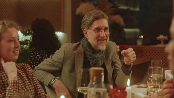 Dojrzały Mężczyzna Siedzi Nowoczesnej Gastro Kawiarni Przyjaciółmi Świętuje Urodziny Rodzinny — Wideo stockowe