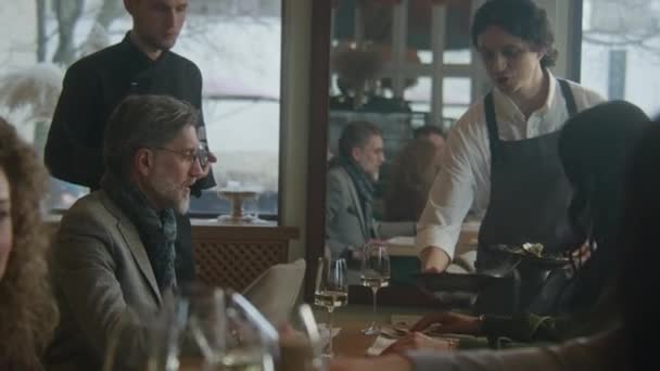 Gastro Kafede Buluşan Bir Çift Şarap Içip Sohbet Ediyorlar Garson — Stok video