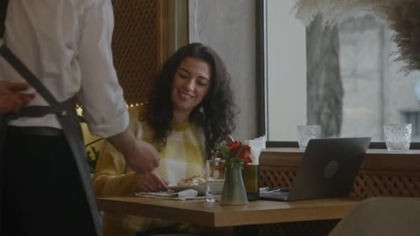 Fiatal Asztalnál Modern Kávézóban Dolgozik Szabadúszó Laptop Női Szabadúszó Étteremben — Stock videók