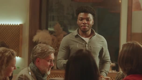 Hombre Afroamericano Dice Tostadas Grupo Amigos Tintinean Vasos Beben Vino — Vídeos de Stock