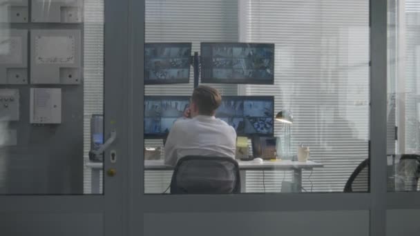 Security Operator Monitors Office Cctv Cameras Computers Uses Walkie Talkie — Stock Video