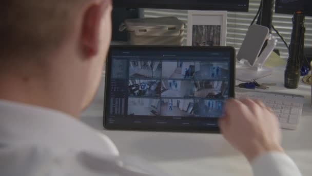 Oficer Ochrony Monitoruje Kamery Cctv Biurze Współpracowników Tablecie Cyfrowym Nowoczesny — Wideo stockowe