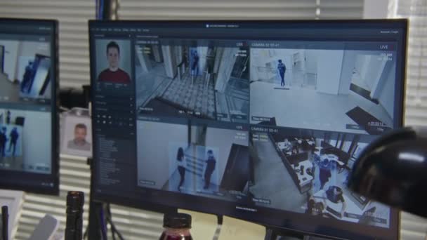 采用现代面部识别系统 在协同工作的办公室里用显示监控摄像头镜头的屏幕对计算机进行近距离拍摄 闭路电视摄像头 高科技安全 社会安全的概念 — 图库视频影像