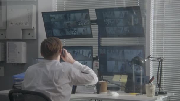 Säkerhetsvakten Kontrollerar Kontorsövervakningskameror Datorer Använder Walkie Talkie Fast Telefon Program — Stockvideo