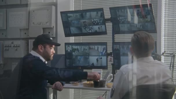 Due Operatori Sicurezza Pranzano Mentre Monitorano Telecamere Circuito Chiuso Sui — Video Stock