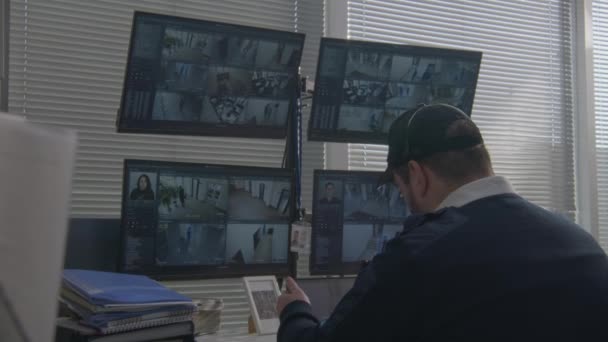 Ochroniarz Monitoruje Kamery Cctv Komputerach Tabletach Cyfrowych Oprogramowanie Wyświetlające Nagrania — Wideo stockowe
