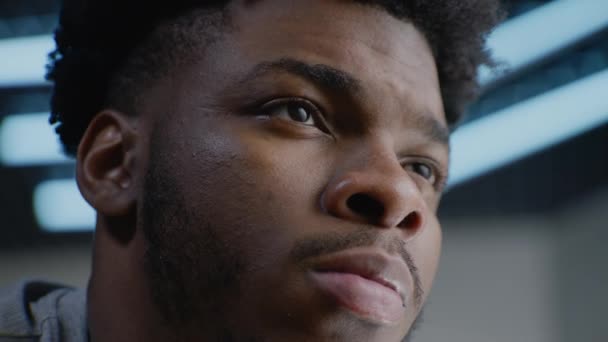 Detailní Portrét Mladého Afroameričana Vyrovnaným Vážným Výrazem Zaostřený Chlap Zírá — Stock video