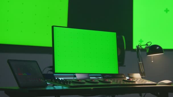 Renk Düzeltme Için Modern Ekipmanlı Stüdyo Bilgisayar Yeşil Ekranlı Büyük — Stok video