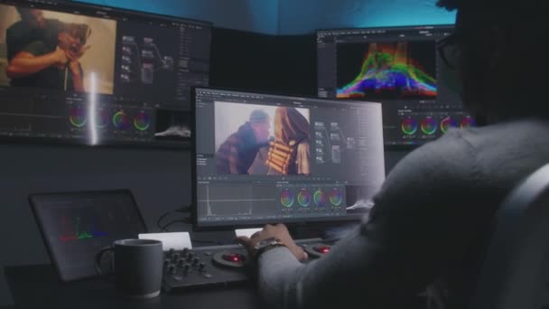 Afroamerikansk Filmskapare Gör Färggradering Dator Studio Med Utrustning Stora Skärmar — Stockvideo