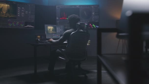 스튜디오의 컴퓨터에서 그레이딩을 아프리카 미국인 선수의 사진입니다 프로그램 인터페이스가 다수의 — 비디오