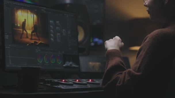Kadın Video Yapımcısı Stüdyoda Çalışıyor Renk Derecelendirme Kontrol Paneli Kullanıyor — Stok video