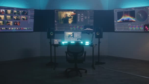 カラー補正のための近代的な機器とスタジオ 映画の映像 Rgbグラフィックとカラーホイールとカラーグレーディングプログラムインターフェイスを示すコンピュータ デジタルタブレットや大きな画面 ポストプロダクション — ストック動画