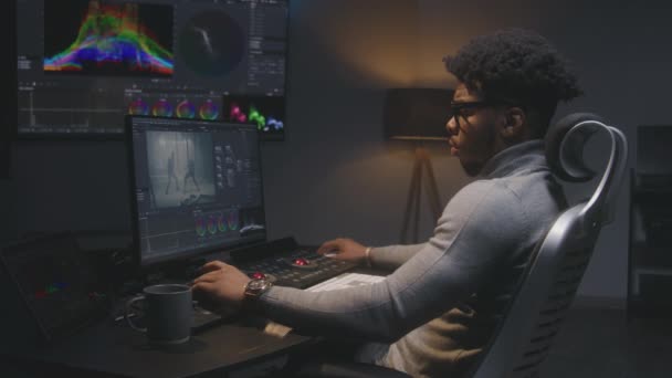 Afroamerykanin Lub Kolorysta Robi Oceny Kolorów Komputerze Studio Duży Ekran — Wideo stockowe