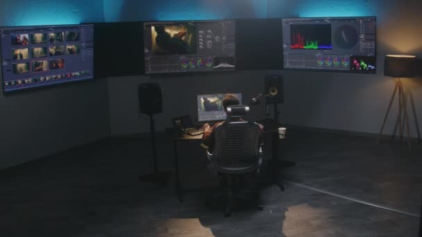 Editor Video Bekerja Studio Pada Komputer Menggunakan Panel Kontrol Penilaian — Stok Video