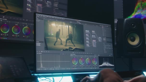 女性色彩师使用色彩分级控制面板 编辑视频 在工作室的计算机上对电影色彩进行校正 电影镜头和Rgb的车轮在监视器上 具有程序接口的大屏幕和平板电脑 — 图库视频影像