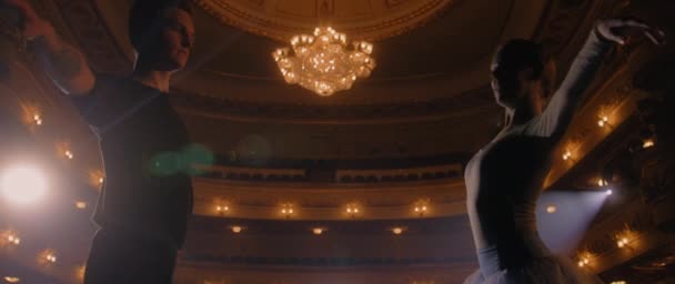Пара Балерин Практикує Хореографічні Рухи Театральній Сцені Готується Театральних Танців — стокове відео