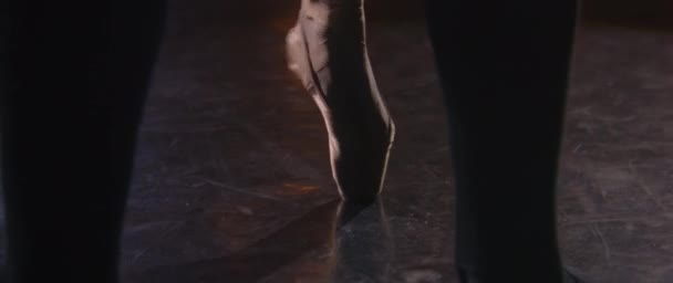 Широкий Снимок Ног Артистов Балета Балерина Пуантах Танцует Крутится Цыпочках — стоковое видео