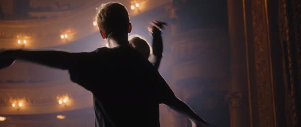 Елегантні Артисти Балету Виконують Балетні Рухи Театральній Сцені Під Час — стокове відео