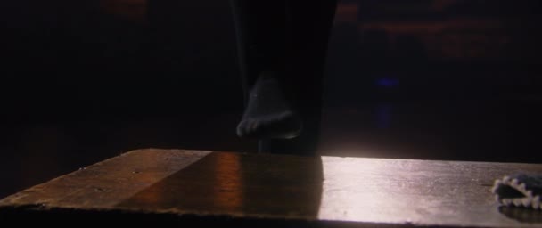 Крупним Планом Танцюрист Балету Одягає Балетне Взуття Театральній Сцені Готуючись — стокове відео
