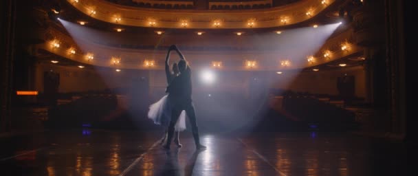Ein Paar Klassischer Balletttänzer Probt Und Übt Vor Der Aufführung — Stockvideo