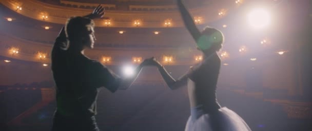 芭蕾舞演员在剧场舞台上由聚光灯照亮的舞蹈排练过程中练习芭蕾舞表演 男男女女准备舞台剧表演 古典芭蕾舞艺术 — 图库视频影像