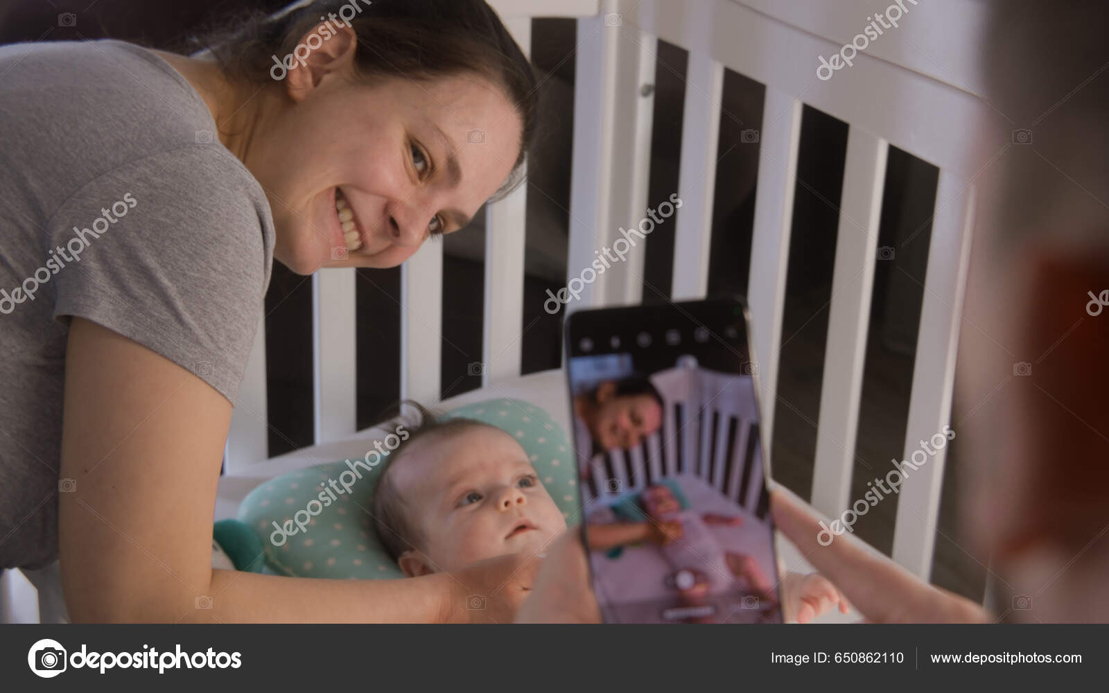 Pai Tira Uma Foto Vídeo Mãe Feliz Com Filha Recém — Foto © EvgeniyShkolenko  #650862110