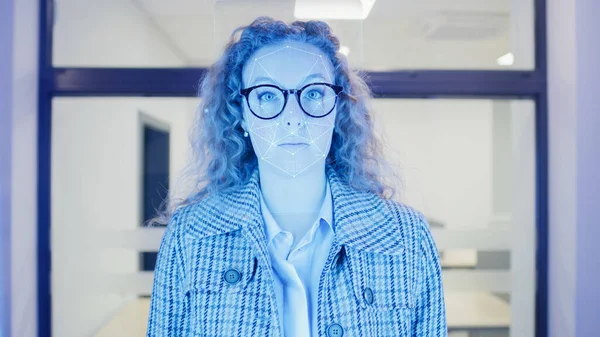 Vuxen Kvinna Skannar Ansikte Coworking Office Säkerhetssystem Programvara Identifierar Person — Stockfoto