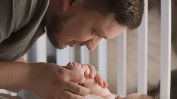 Närbild Far Leker Och Kysser Bedårande Baby Pannan Barnsäng Liten — Stockfoto
