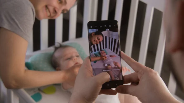 Far Tar Bild Eller Video Lycklig Mor Med Nyfödd Bedårande — Stockfoto