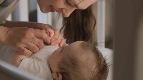 Mãe Brinca Com Bebê Toca Beija Mãos Berço Criança Pela — Fotografia de Stock