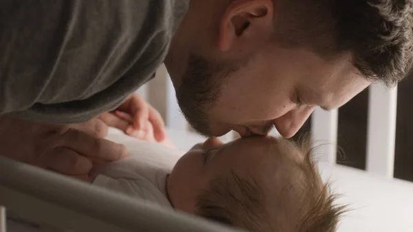 Close Pai Brinca Beija Bebê Adorável Testa Berço Criança Menino — Fotografia de Stock