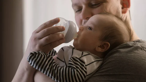 Närbild Porträtt Omtänksam Far Hålla Bedårande Spädbarn Dotter Eller Son — Stockfoto