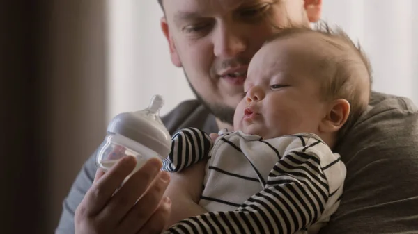Närbild Porträtt Omtänksam Far Hålla Bedårande Spädbarn Dotter Eller Son — Stockfoto