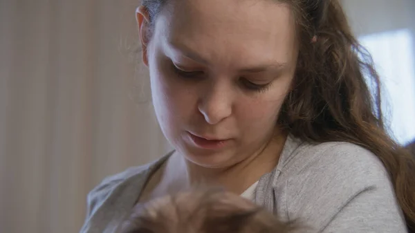 Närbild Mamma Som Ammar Lilla Nyfödda Kvinnan Håller Barnet Armarna — Stockfoto