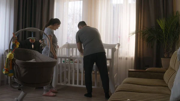 Cuplul Caucazian Pregătește Pătuțul Copil Pentru Micul Nou Născut Casa — Fotografie, imagine de stoc