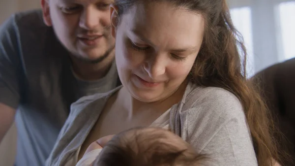 Nahaufnahme Einer Mutter Die Ihr Kleines Neugeborenes Stillt Frau Hält — Stockfoto